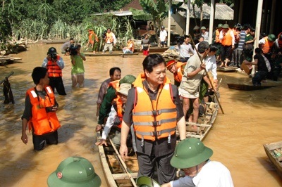 Thủ tướng Nguyễn Tấn Dũng thị sát vùng rốn lũ Hương Khê - 2