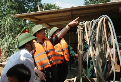 Thủ tướng Nguyễn Tấn Dũng thị sát vùng rốn lũ Hương Khê - 3