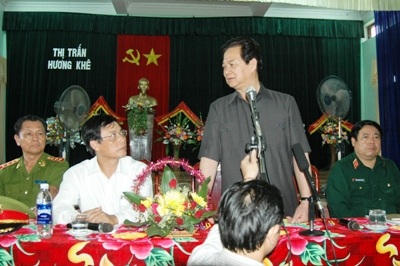 Thủ tướng Nguyễn Tấn Dũng thị sát vùng rốn lũ Hương Khê - 1