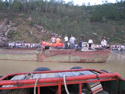 Đã xác định được vị trí chiếc xe khách bị lũ cuốn trôi - 8