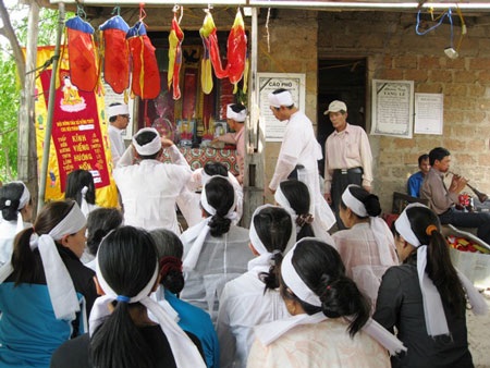 Hai vợ chồng chết thảm trong dòng lũ - 1