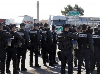 Pháp rơi vào tình trạng hỗn loạn, giao thông hàng không tê liệt - 2