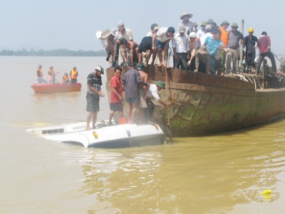 Tìm thấy 14 thi thể sau hơn 8 giờ nỗ lực trục vớt - 15