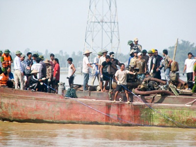 Tìm thấy 14 thi thể sau hơn 8 giờ nỗ lực trục vớt - 21