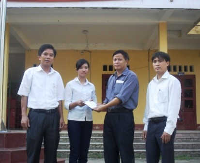 Em Bùi Thị Hà Vân nhận quà bạn đọc - 1