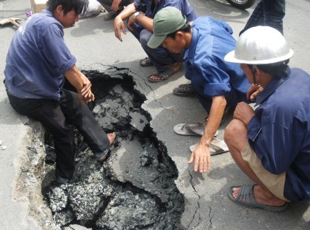 Phó thủ tướng hối thúc TPHCM xóa “hố tử thần” - 1