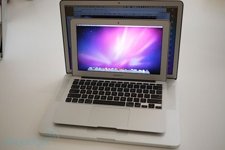 Xem MacBook 11,6 inch “đọ dáng” MacBook 13,3 inch - 2