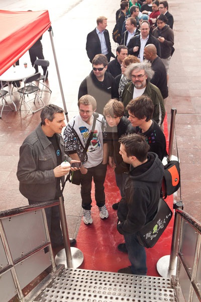 Người đầu tiên được sở hữu điện thoại Windows Phone 7 - 1