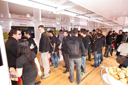 Người đầu tiên được sở hữu điện thoại Windows Phone 7 - 2