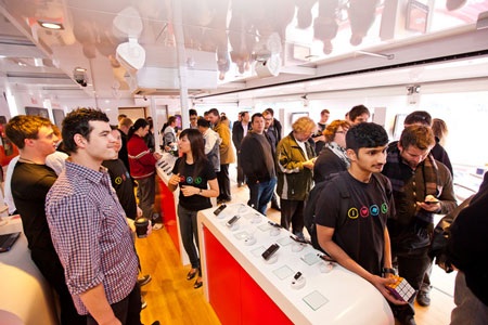 Người đầu tiên được sở hữu điện thoại Windows Phone 7 - 3