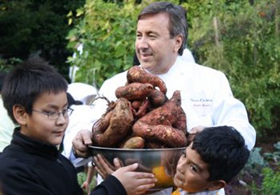 Đệ nhất phu nhân Mỹ thu hoạch khoai - 11