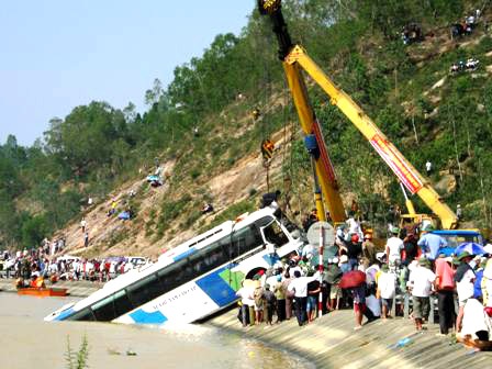 Tìm thấy 14 thi thể sau hơn 8 giờ nỗ lực trục vớt - 7