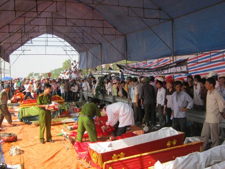 Tìm thấy 14 thi thể sau hơn 8 giờ nỗ lực trục vớt - 8