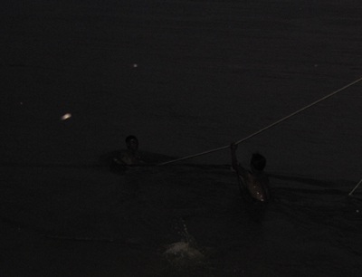 Tiếp cận nhóm thợ lặn trục vớt thi thể nạn nhân vụ chìm xe khách  - 10