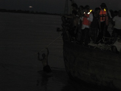 Tiếp cận nhóm thợ lặn trục vớt thi thể nạn nhân vụ chìm xe khách  - 9