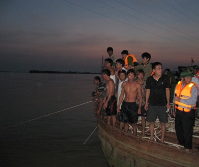 Tiếp cận nhóm thợ lặn trục vớt thi thể nạn nhân vụ chìm xe khách  - 7