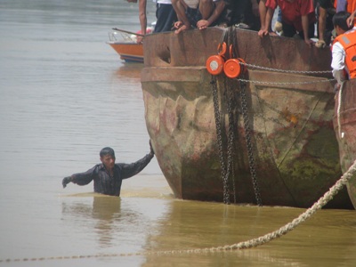 Tiếp cận nhóm thợ lặn trục vớt thi thể nạn nhân vụ chìm xe khách  - 14