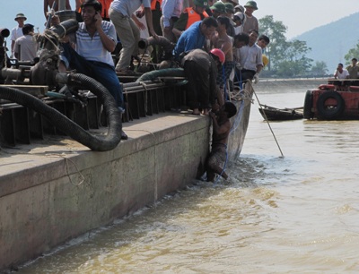 Tiếp cận nhóm thợ lặn trục vớt thi thể nạn nhân vụ chìm xe khách  - 13