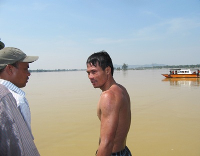 Tiếp cận nhóm thợ lặn trục vớt thi thể nạn nhân vụ chìm xe khách  - 12