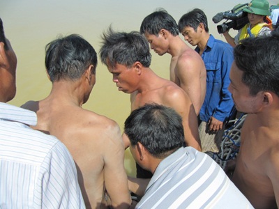 Tiếp cận nhóm thợ lặn trục vớt thi thể nạn nhân vụ chìm xe khách  - 11