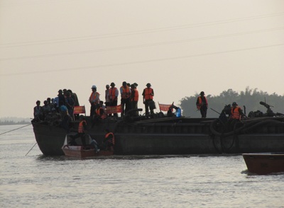 Tìm thấy 14 thi thể sau hơn 8 giờ nỗ lực trục vớt - 41