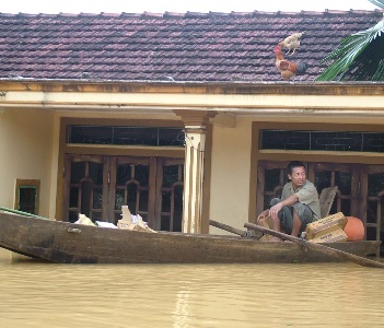 Cảm động những câu chuyện tình người trong lũ - 5