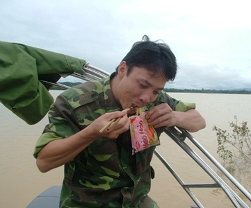 Cảm động những câu chuyện tình người trong lũ - 10