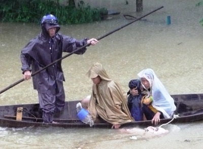 Cảm động những câu chuyện tình người trong lũ - 9