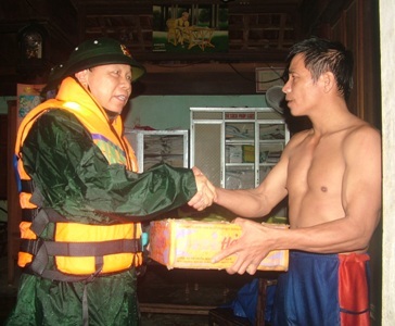 Cảm động những câu chuyện tình người trong lũ - 8