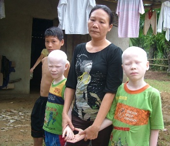 Cảm động những câu chuyện tình người trong lũ - 4