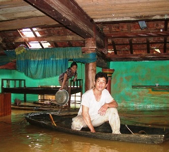 Cảm động những câu chuyện tình người trong lũ - 11