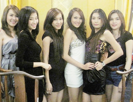 Ngọc Thạch cùng bạn bè “ăn khao” giải siêu mẫu - 4 Ngọc Thạch cùng bạn bè “ăn khao” giải siêu mẫu - 4