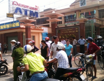 Bắt nóng "đạo chích" trộm xe trước buồng ATM - 2 Bắt nóng "đạo chích" trộm xe trước buồng ATM - 2