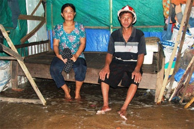 Triều cường đe dọa tính mạng hàng trăm hộ dân - 1 Triều cường đe dọa tính mạng hàng trăm hộ dân - 1