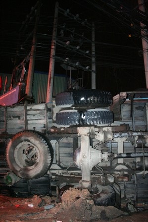 Hai lần “dính bẫy” xe tải lật ngang giữa đường - 3 Hai lần “dính bẫy” xe tải lật ngang giữa đường - 3