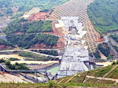 Hàng trăm dân "màn trời chiếu đất" vì... thủy điện - 1