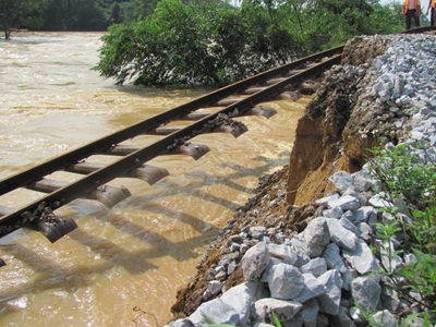 76 người chết do mưa lũ, giao thông vẫn chia cắt - 1 76 người chết do mưa lũ, giao thông vẫn chia cắt - 1