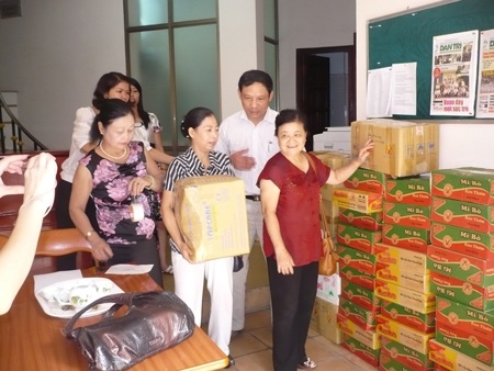 Chung tay giúp đỡ đồng bào miền Trung - 2 Chung tay giúp đỡ đồng bào miền Trung - 2