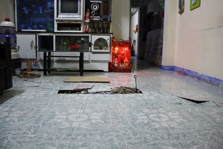 Phát hoảng vì nền nhà đột nhiên “phồng rộp”, nứt vỡ - 1