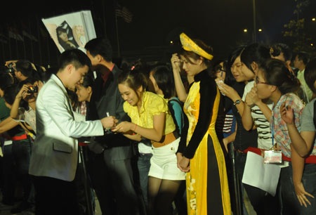 Teen “phát cuồng” với sao nơi thảm đỏ - 11 Teen “phát cuồng” với sao nơi thảm đỏ - 11