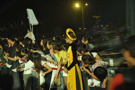 Teen “phát cuồng” với sao nơi thảm đỏ - 3 Teen “phát cuồng” với sao nơi thảm đỏ - 3