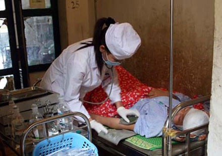 Ba cha con treo cổ bằng dây điện - 1 Ba cha con treo cổ bằng dây điện - 1