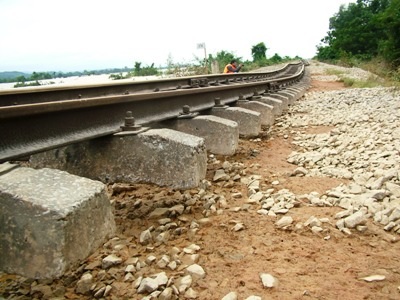 Hà Tĩnh: Đường sắt tan tành sau lũ - 5