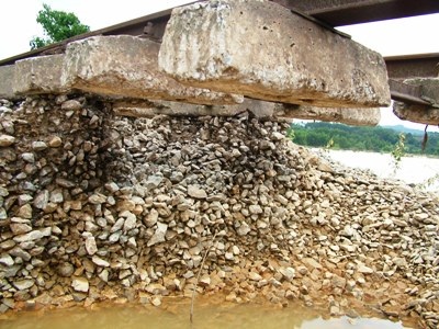 Hà Tĩnh: Đường sắt tan tành sau lũ - 3