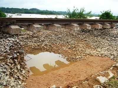 Hà Tĩnh: Đường sắt tan tành sau lũ - 2