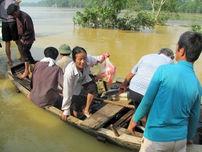 Đức Thọ vẫn chìm trong biển nước - 10 Đức Thọ vẫn chìm trong biển nước - 10