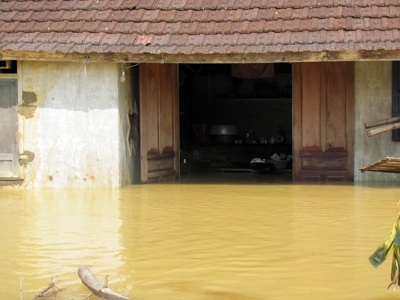 Đức Thọ vẫn chìm trong biển nước - 12 Đức Thọ vẫn chìm trong biển nước - 12