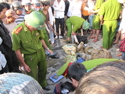 Khởi tố vụ án, bắt tạm giam lái xe khách bị lũ cuốn trôi - 1