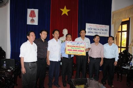 1 tỷ đồng ủng hộ đồng bào bị lũ lụt Nghệ An - Hà Tĩnh  - 2