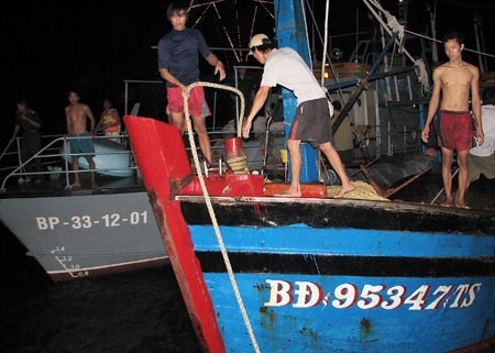 Cứu hộ thành công tàu cá Bình Định gặp nạn - 1 Cứu hộ thành công tàu cá Bình Định gặp nạn - 1